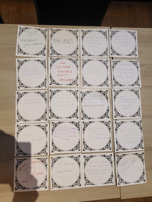 Papieren tegeltjes met uitspraken