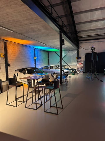 Backstage garage met klassieke auto's