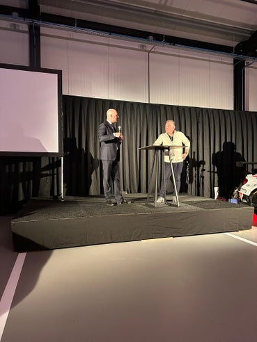 twee mannen op het podium