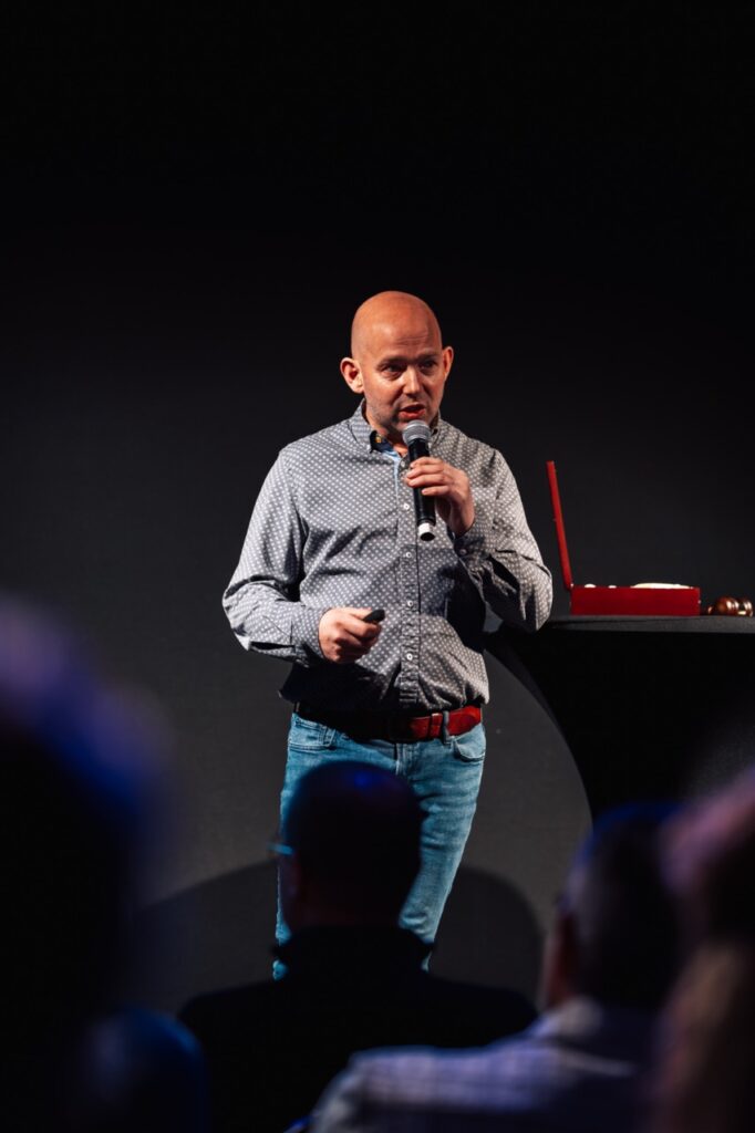 man op podium met microfoon